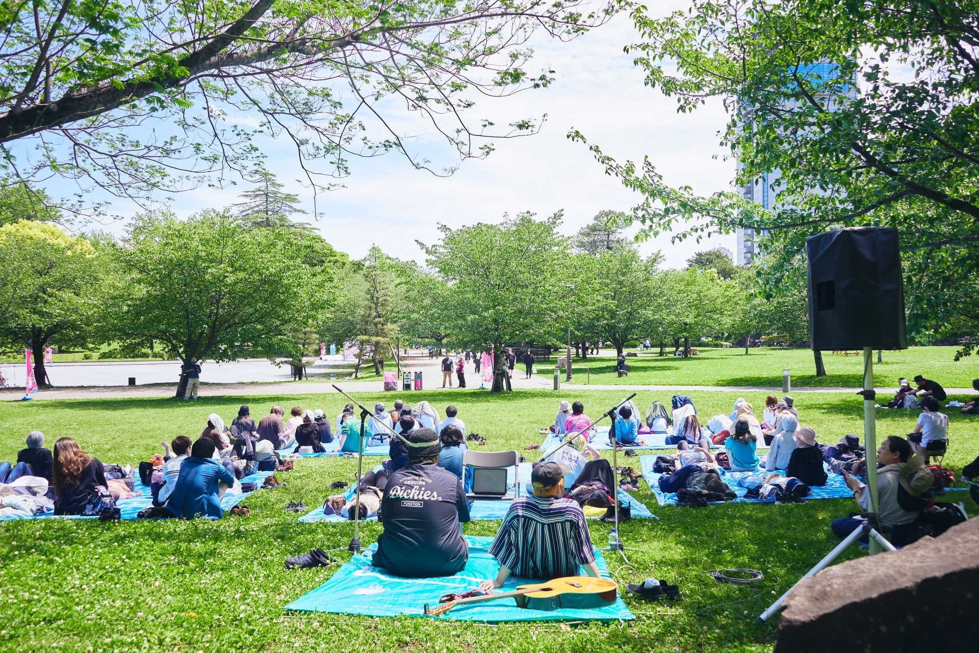 緑の公園で芝生に座り、ひとときを過ごす人々