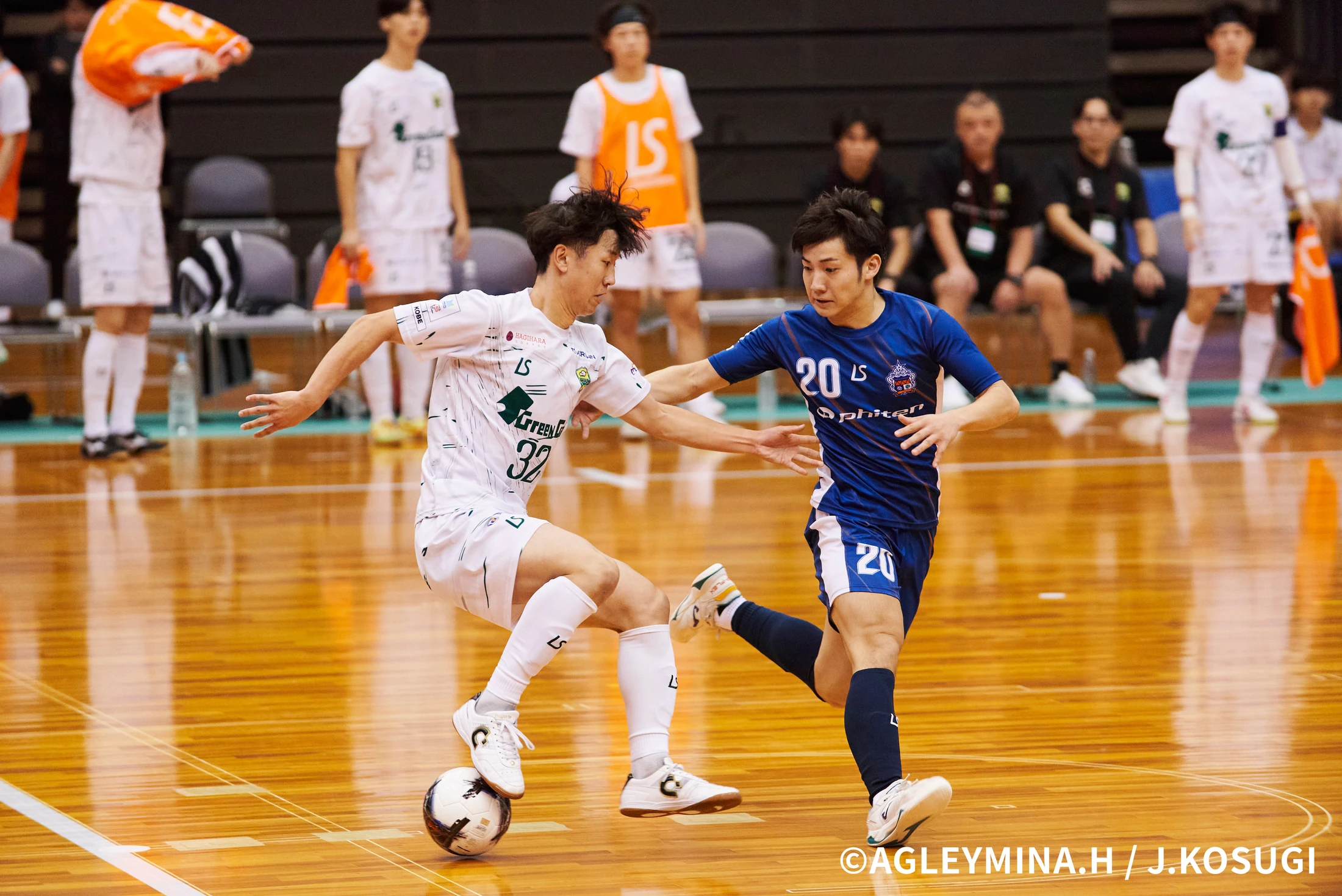 ボールを競り合う選手たち