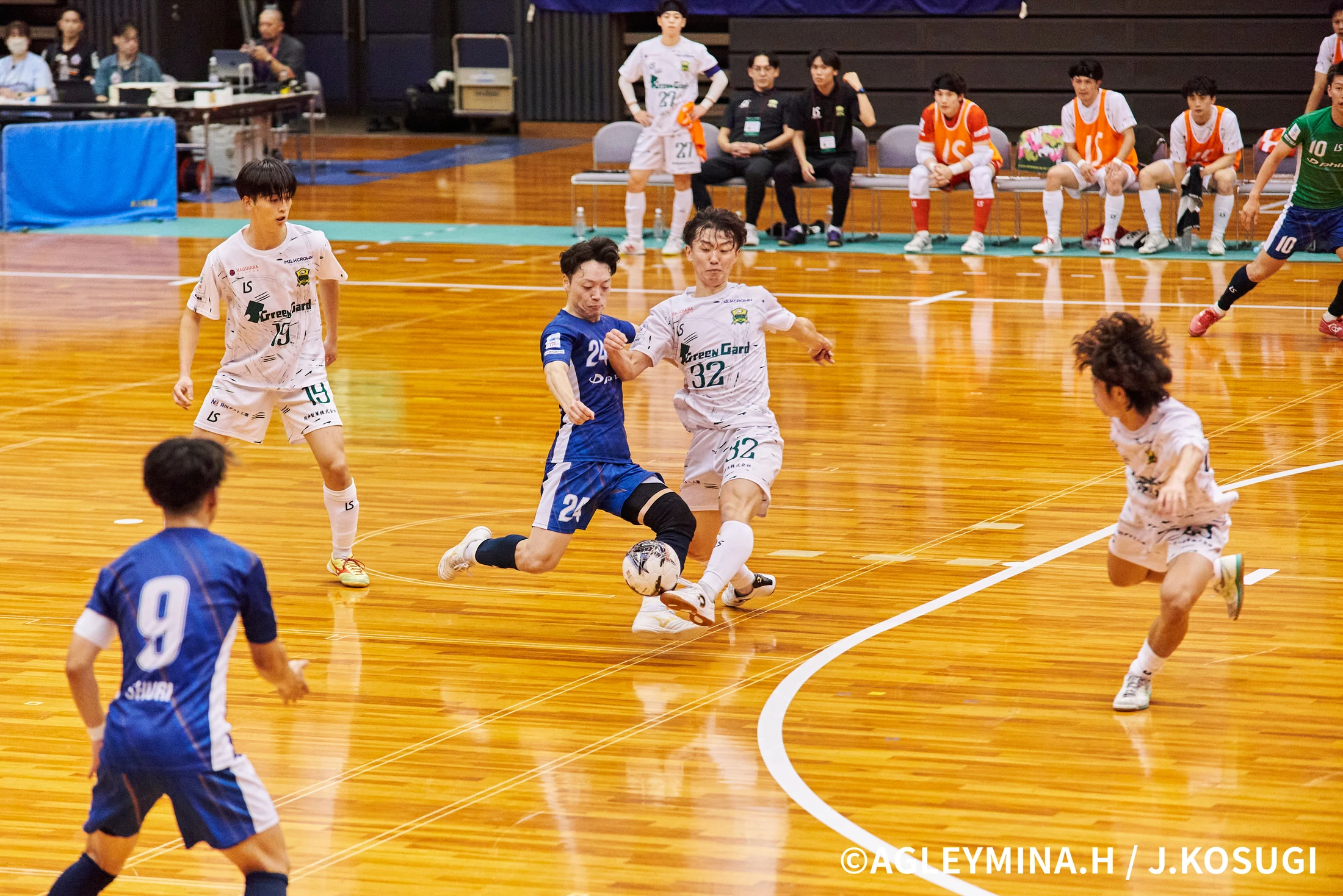 競り合いの中でシュートを放つアグレミーナ浜松の選手
